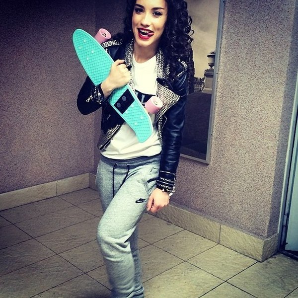 Виктория Дайнеко со скейтом