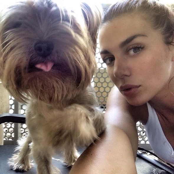 Анна Седокова со своим псом Булгаковым. Фото instagram.com/annasedokova/