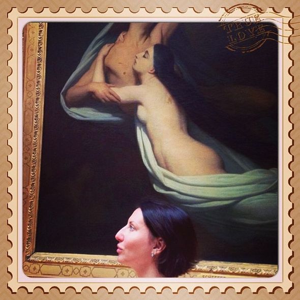 Алика Смехова перед картиной в Лувре. Фото instagram.com/alika_smekhova/#