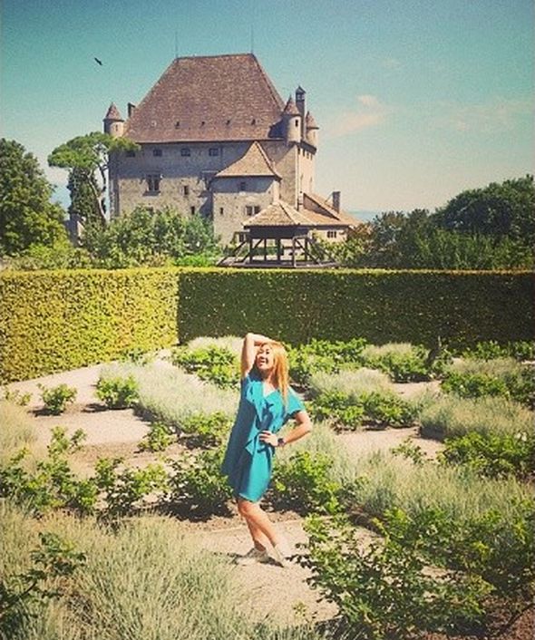 Анита Цой на фоне французского пейзажа. Фото: instagram.com/anitatsoy/