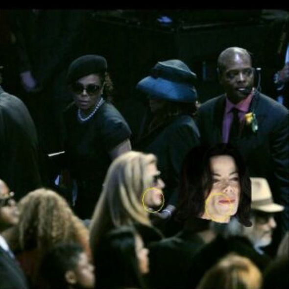 Фото с похорон Майкла Джексона, на котором Джанет Джексон смотрит на блондинку похожую на Майкла