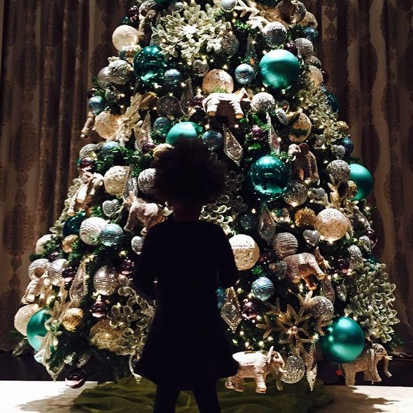 Дочь Бейносе Блю Айви перед рождественской елкой