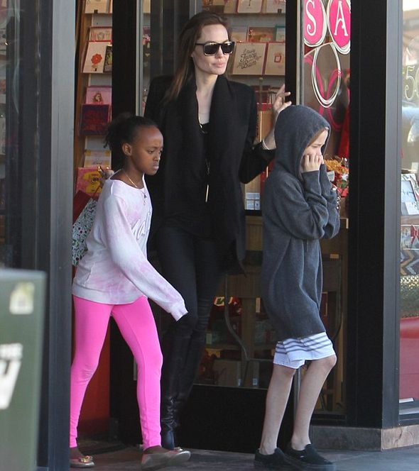 Анджелина Джоли с дочерьми Захарой и Шило