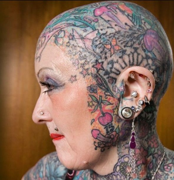 женщина с ужасной татуировкой