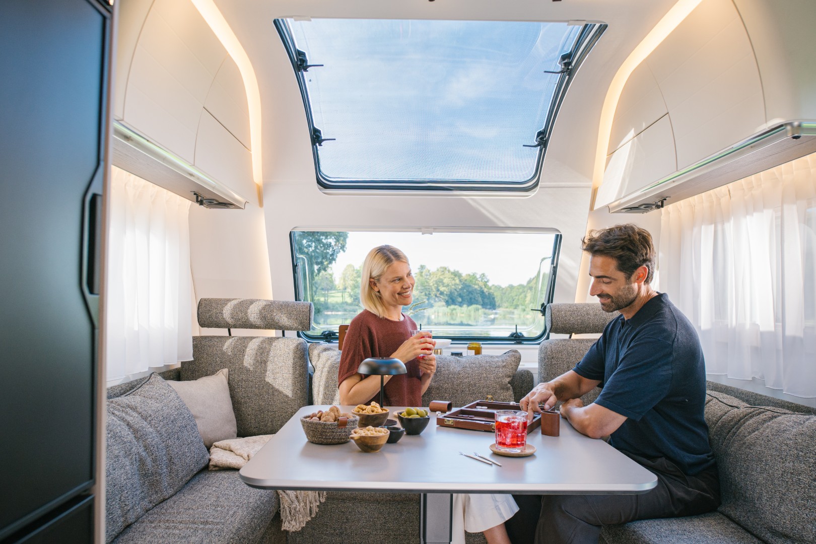 Caravane d’hiver Adria Alpina avec fenêtre panoramique et coin salon luxueux