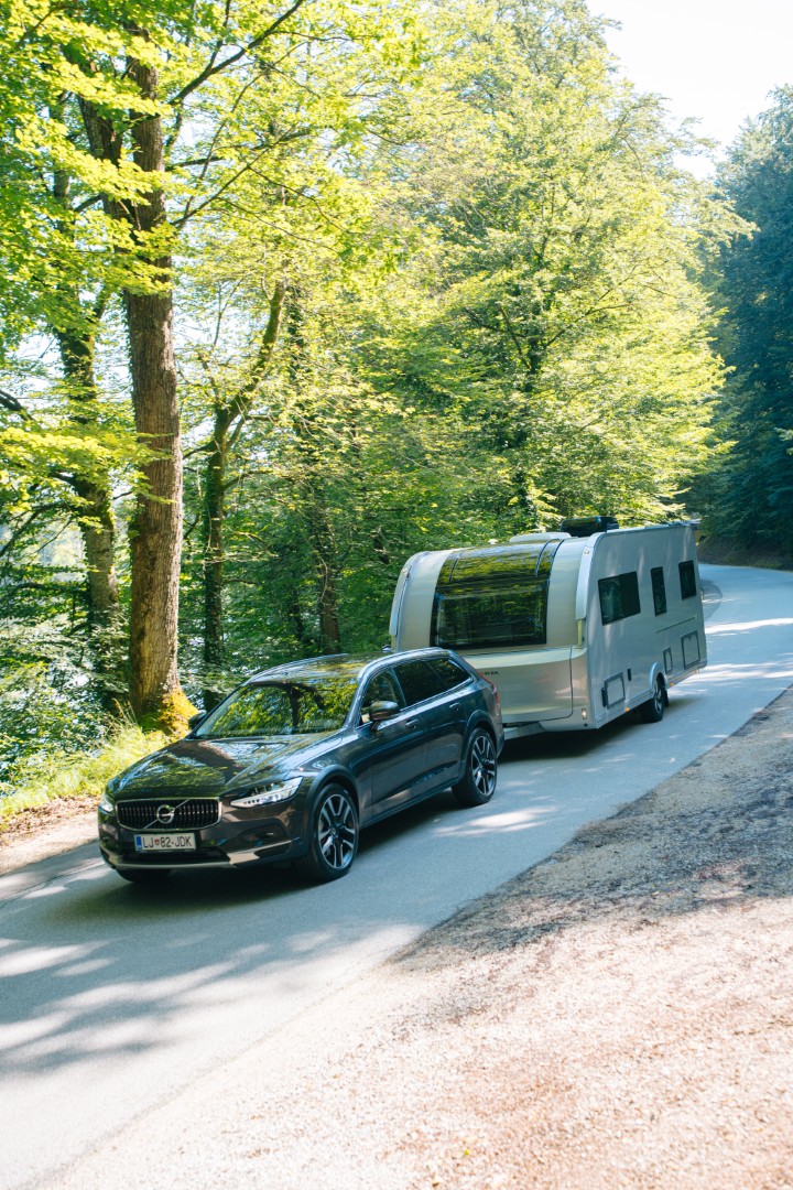 La nouvelle Adria Alpina est construite sur le châssis Al-Ko et offre ainsi une conduite calme et stable derrière le véhicule qui tracte.