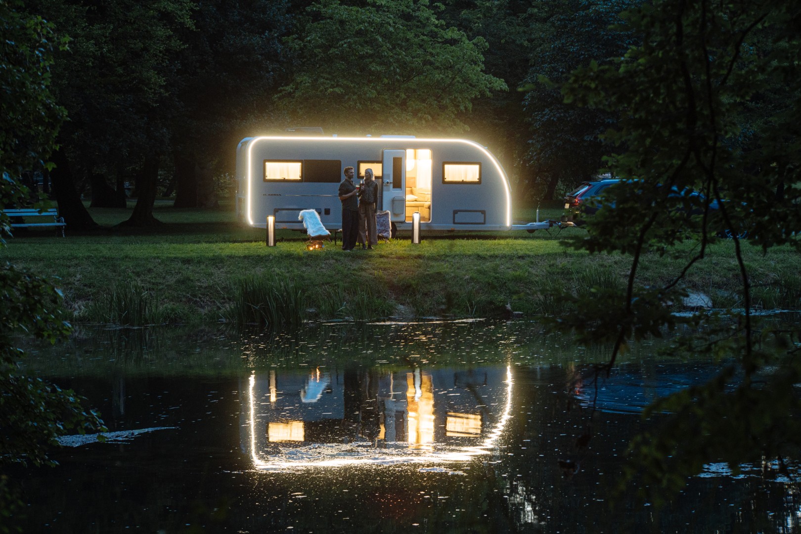 Éclairage de silhouette à LED sur la nouvelle Adria Alpina le soir au bord de l'eau.