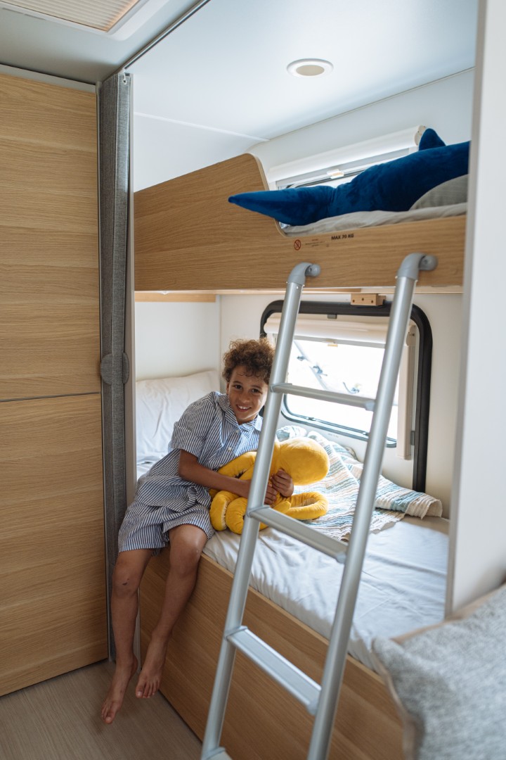 Lits superposés dans l’Adora 573 PT avec échelle pour des enfants heureux.