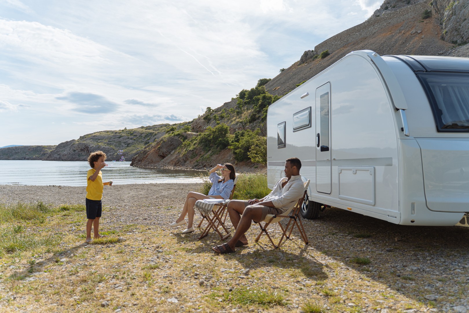 L'Adria Adora s'adresse aux familles et aux couples, avec une bonne qualité et des conditions de garantie avantageuses.