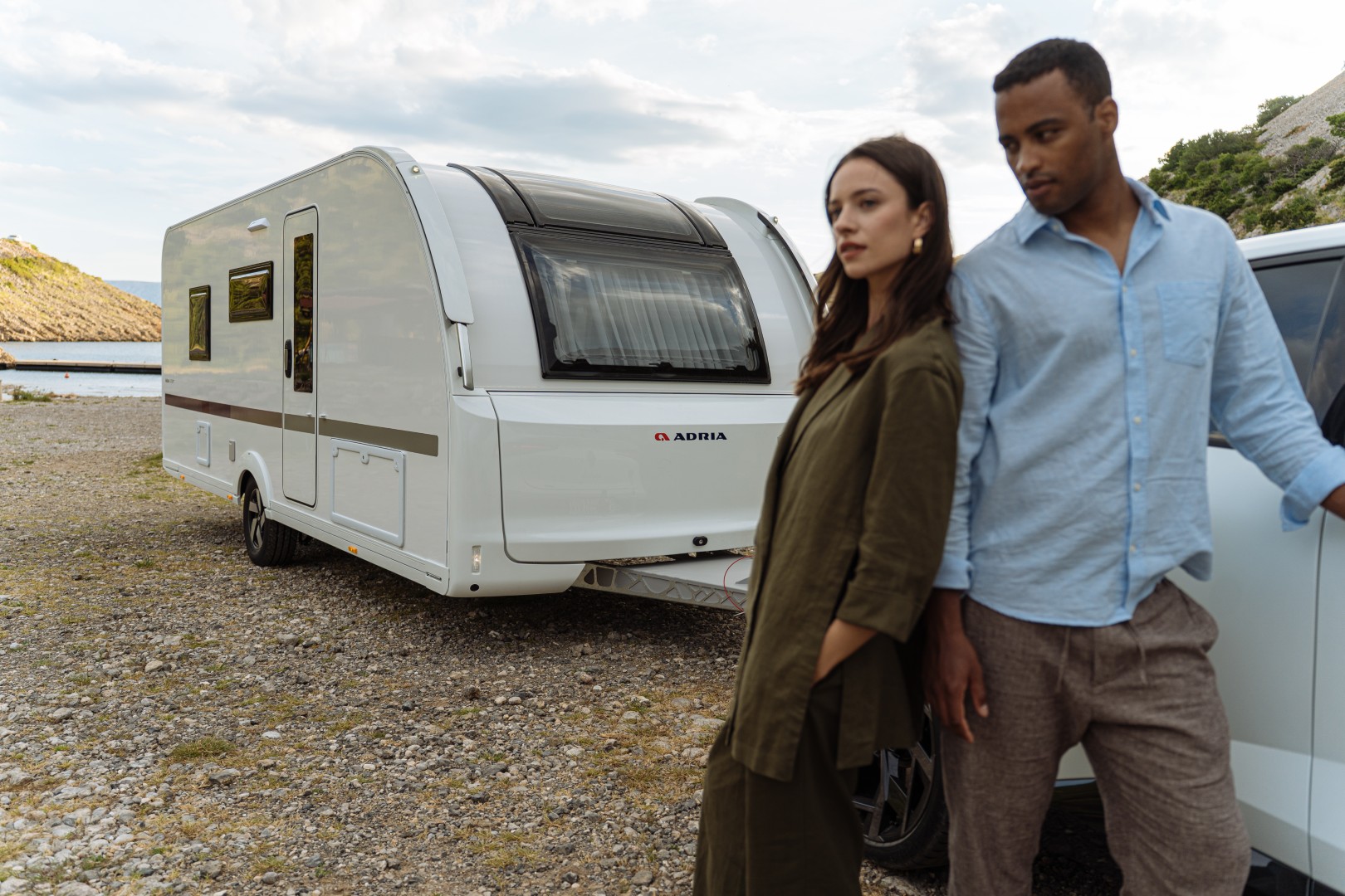 Les caravanes Adria Adora sont dotées d'une carrosserie en polyester, d'un châssis Al-Ko, d'un design aérodynamique et d'une ligne épurée et moderne.
