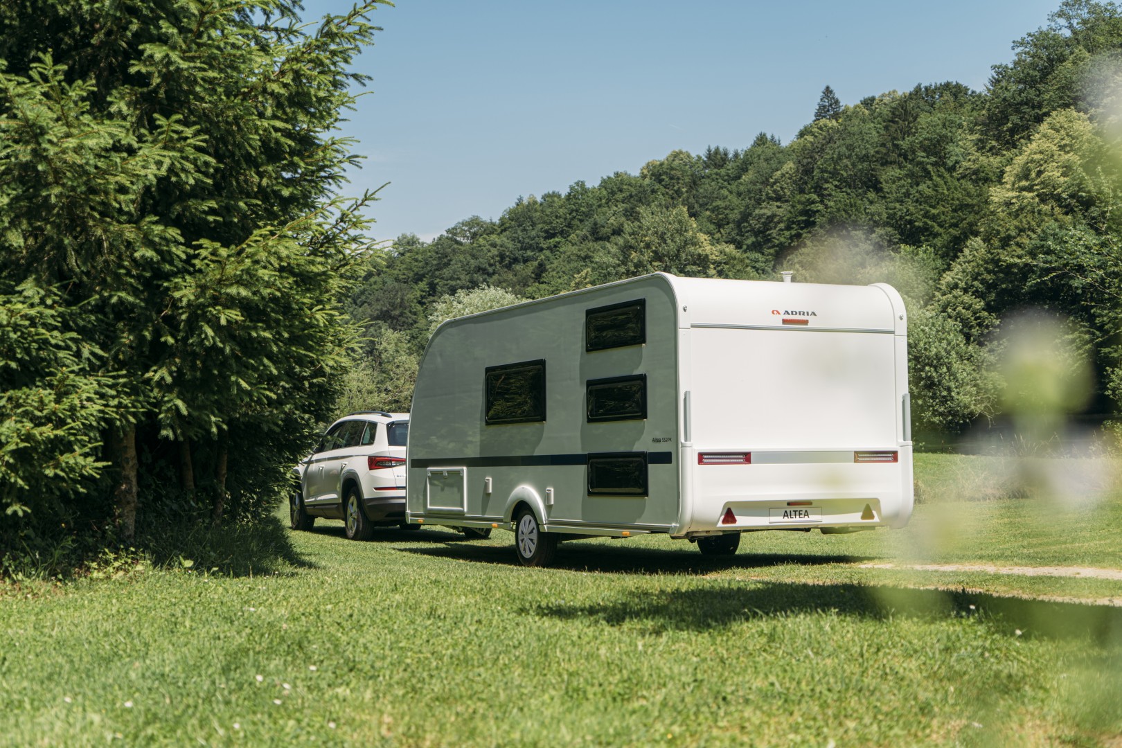 Caravane avec un lit superposé pour trois personnes à l'arrière.