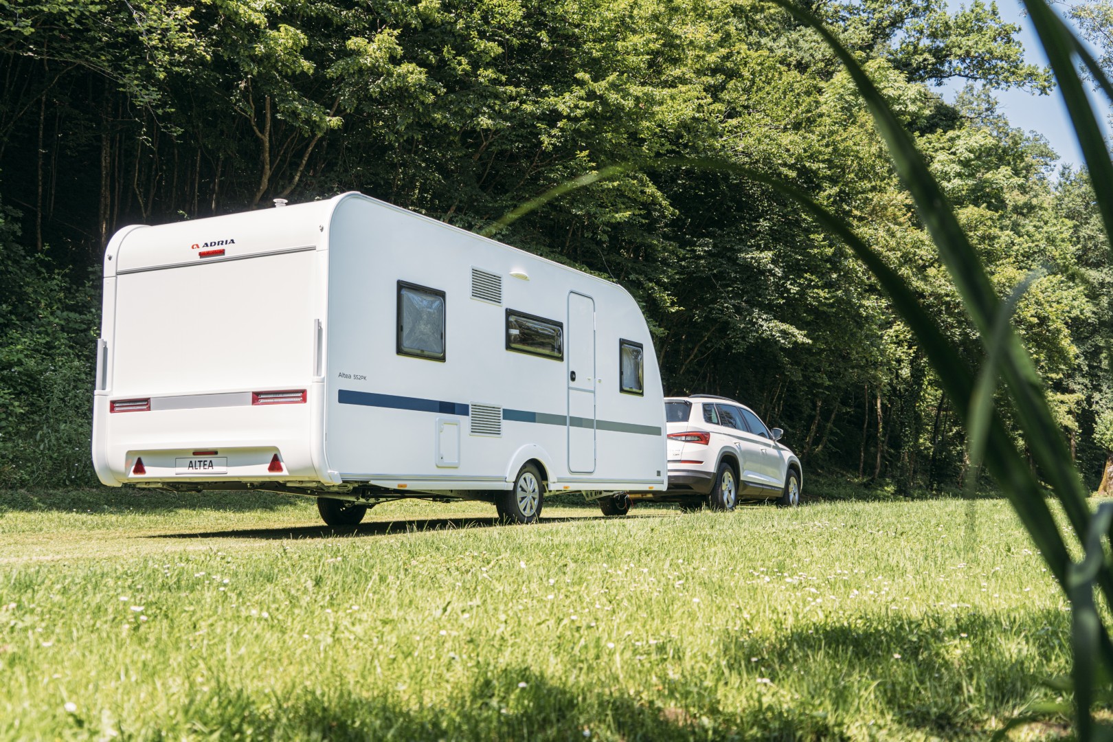 Les caravanes Adria sont connues pour leur bande bleue
