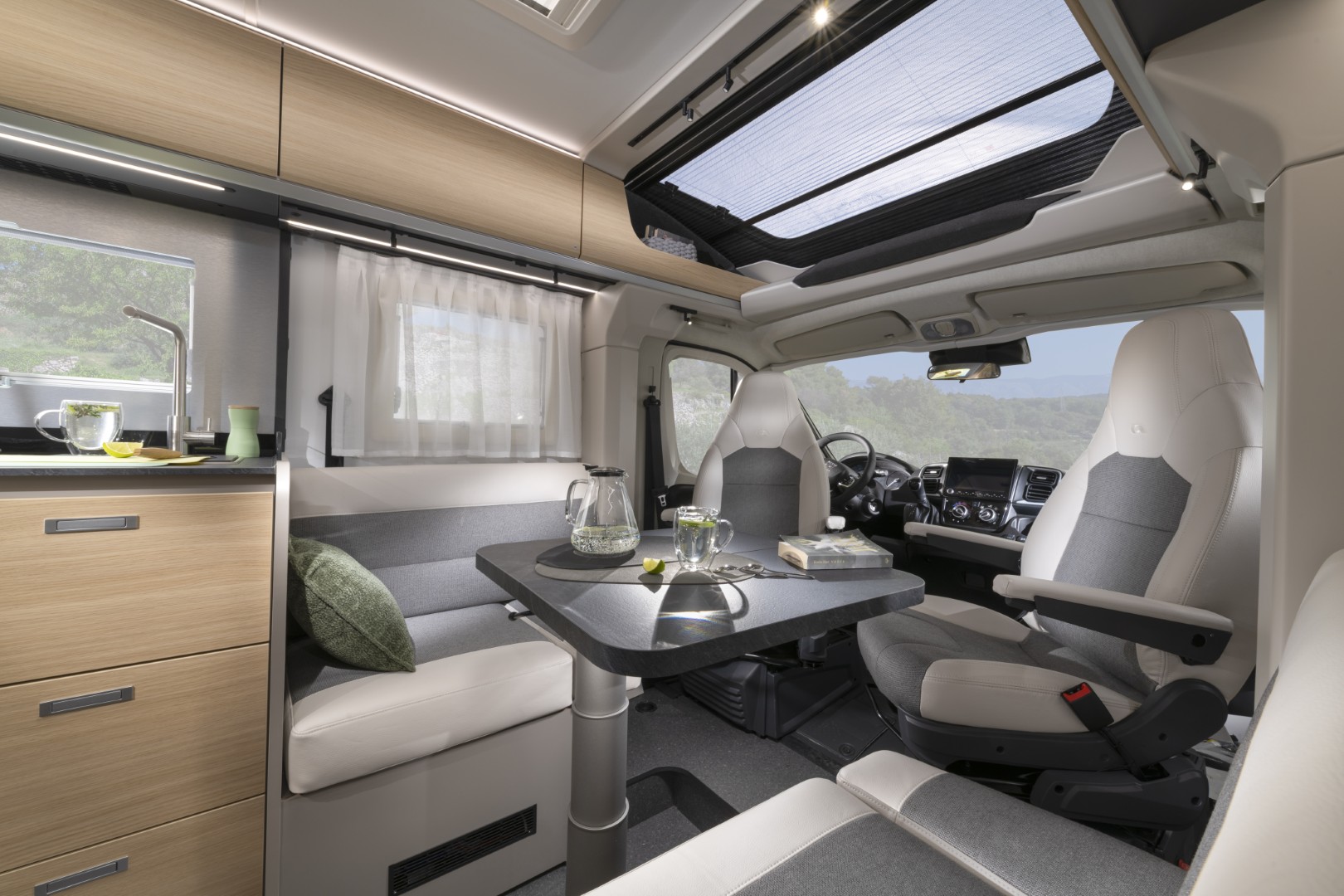 Adria Compact met draaibare cabinestoelen