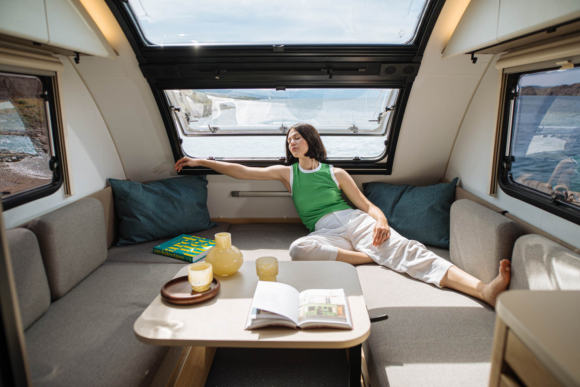 L’Adria Action mesure 2,20 m de large et offre un espace très généreux dans le coin salon.