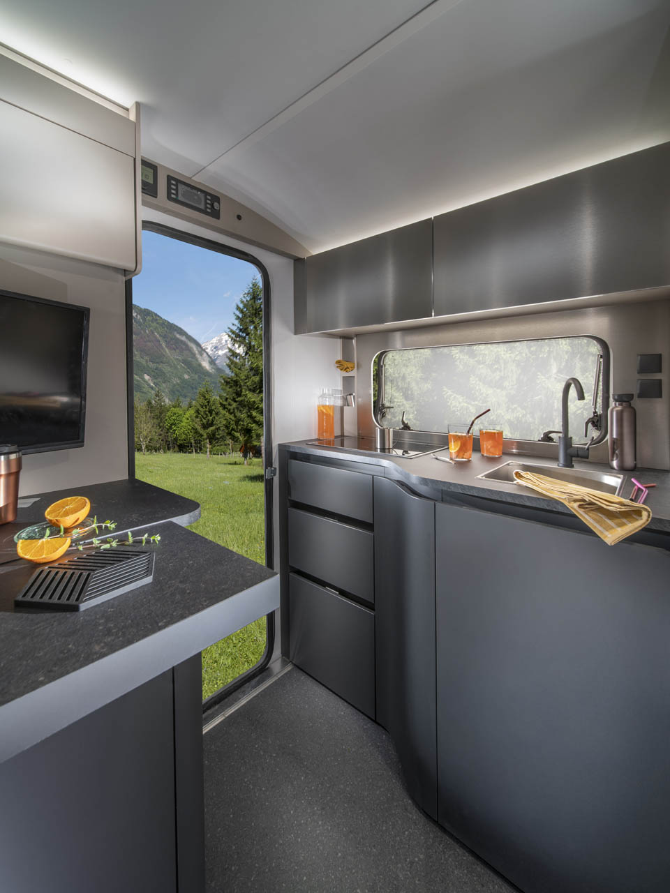 L’Action Sports dispose d’un mobilier moderne de coloris anthracite et de lignes épurées dans la cuisine.