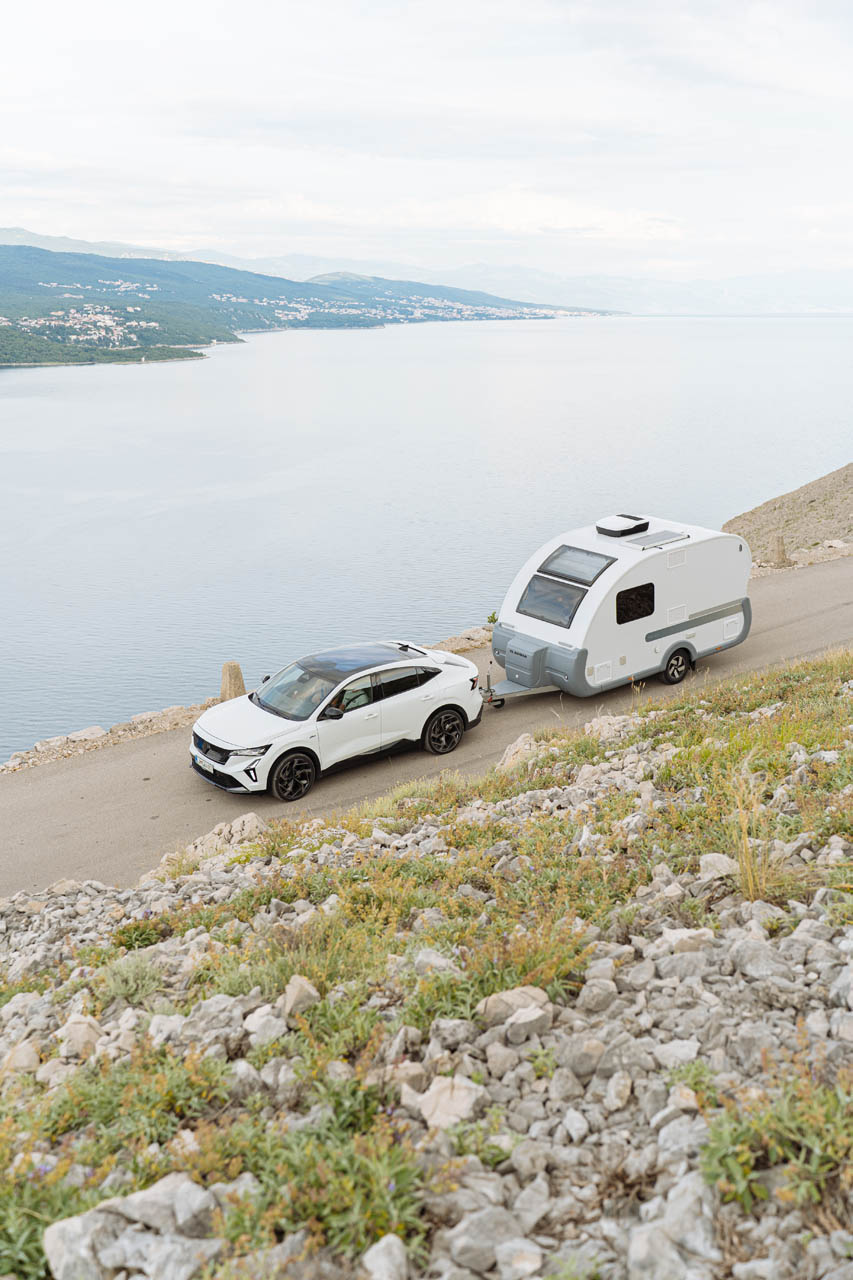 Caravane sportive Adria Action : petite et compacte à l’extérieur, spacieuse à l’intérieur.