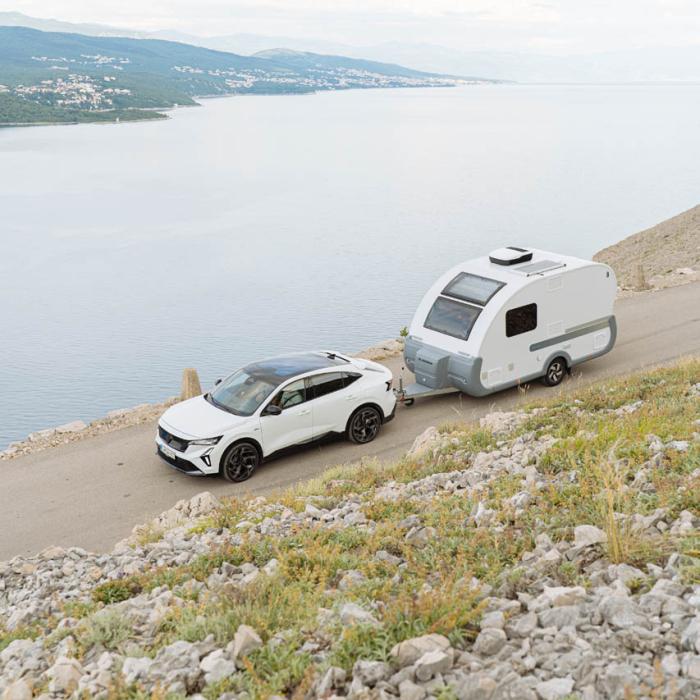 L'Action est la petite caravane compacte d’Adria, dotée d’une baie vitrée panoramique et d’une longueur intérieure de seulement 4 m.