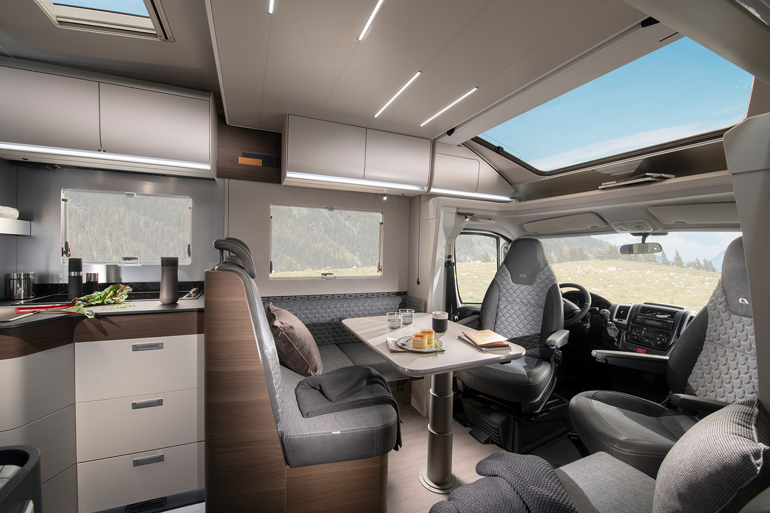 Adria Matrix Supreme op Fiat donker hout en lichte kastdeuren