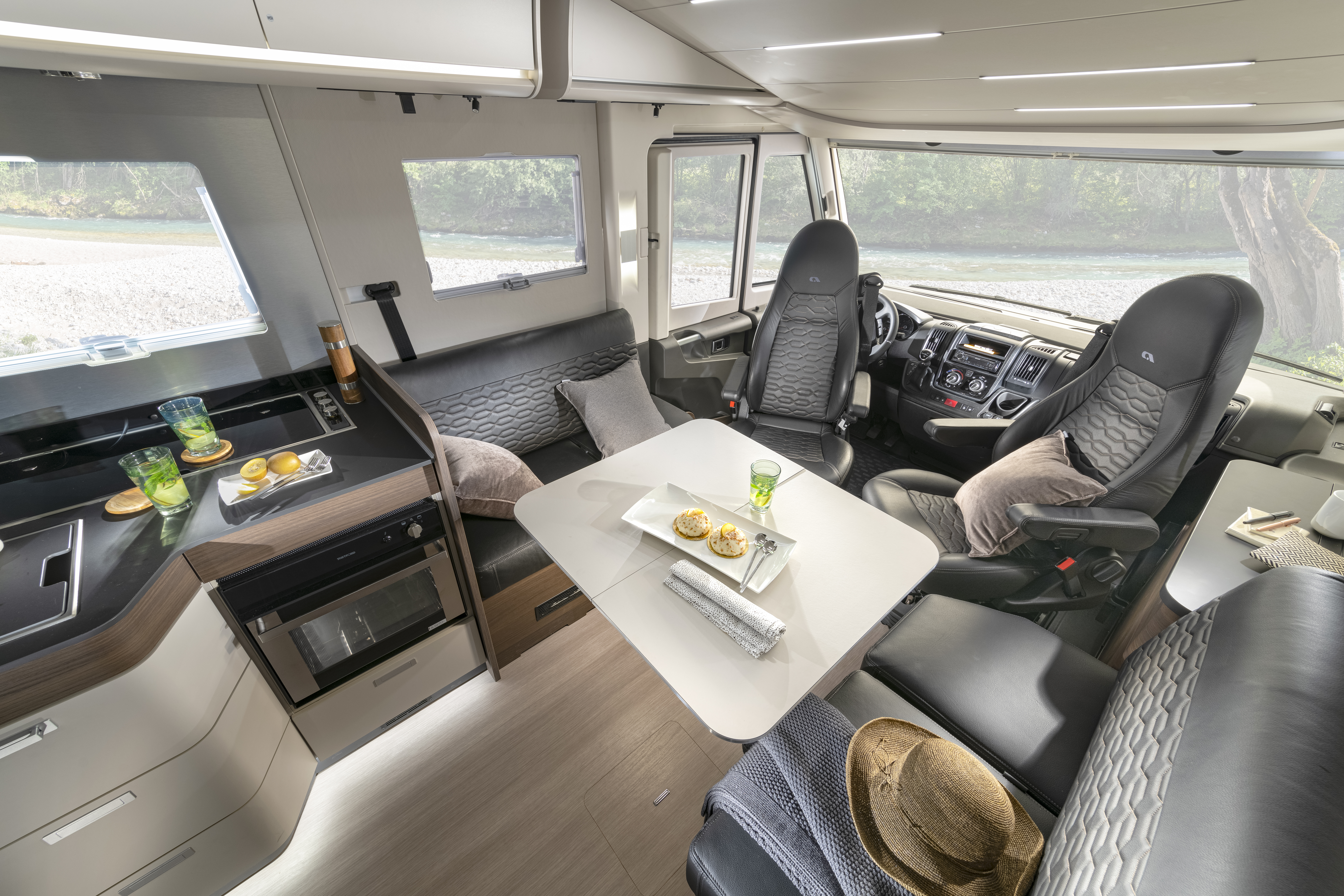 Adria Sonic Supreme met donker hout en witte kastkleppen
