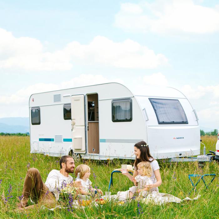 Avec une caravane Adria Aviva, on peut respecter son budget tout en profitant des joies du camping en caravane.