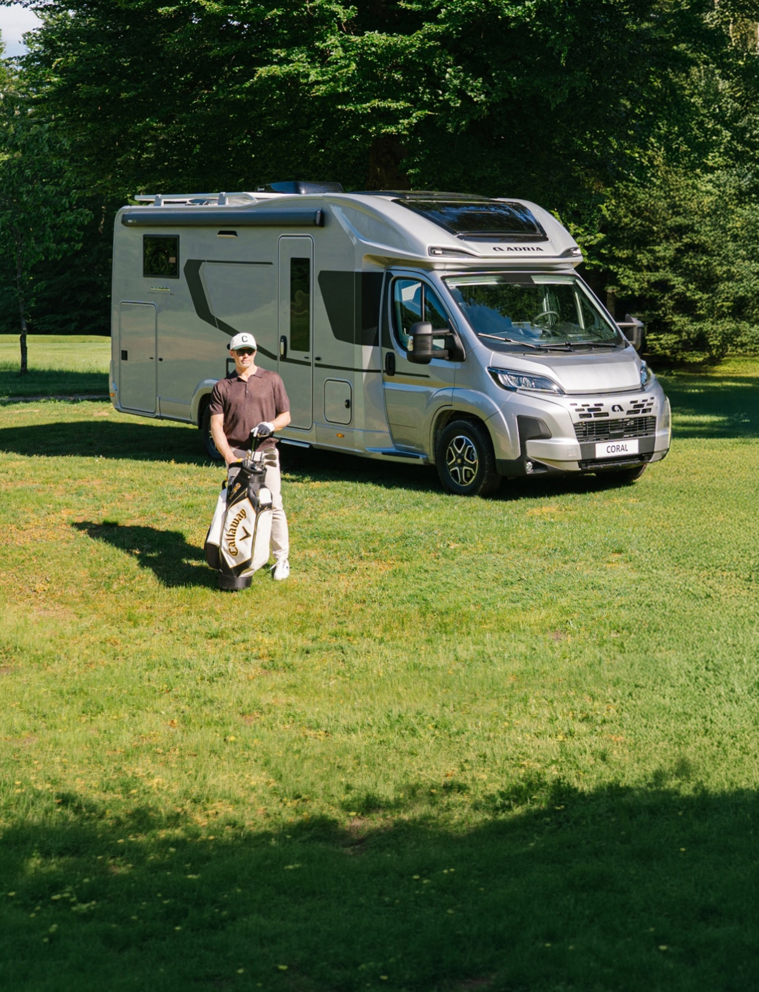 Das ADRIA CORAL Wohnmobil für 2 Personen auf einem Golfplatz.