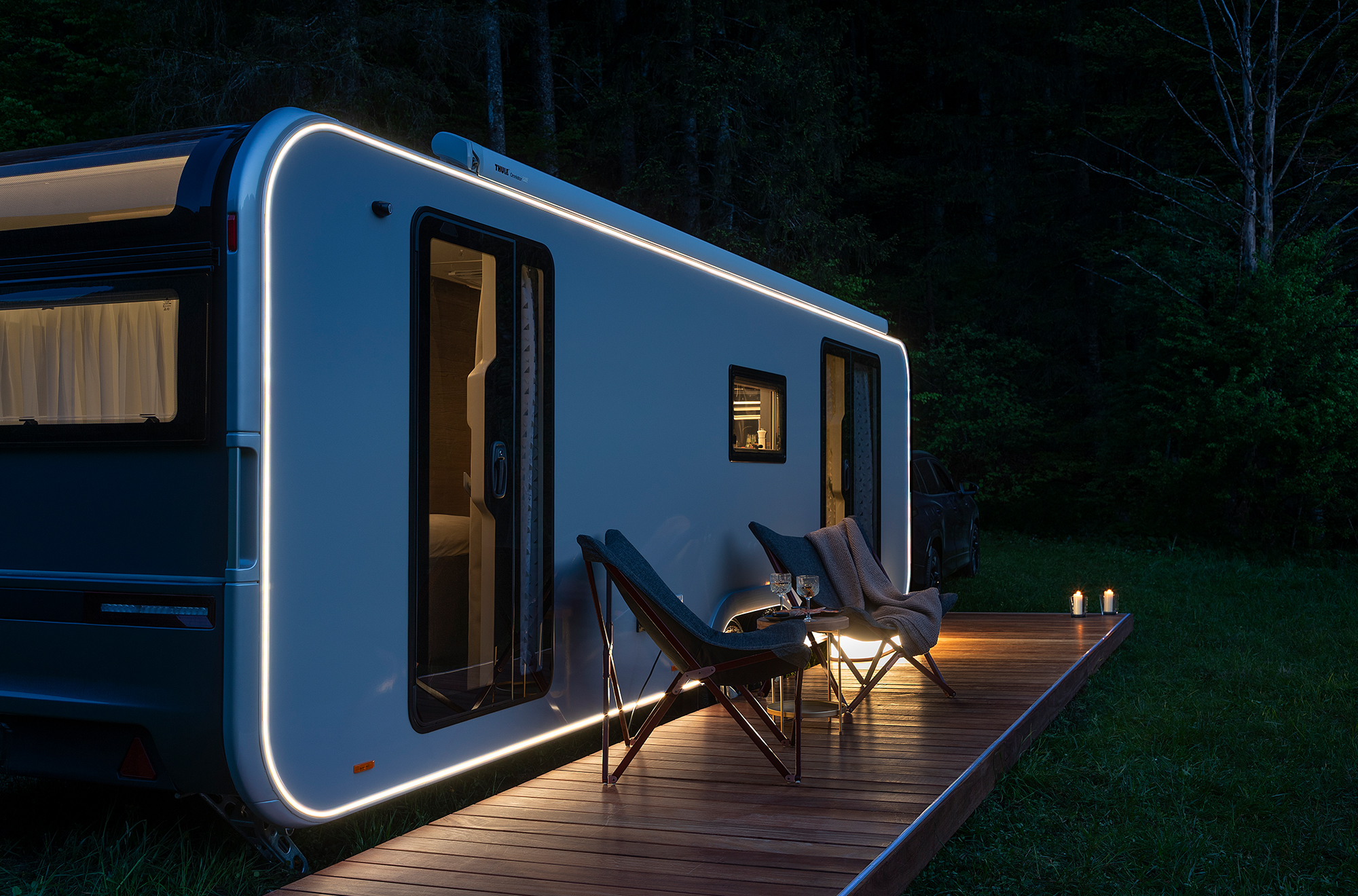 Die LED Umrissbeleuchtung des silbernen Luxus Wohnwagens ADRIA ASTELLA.