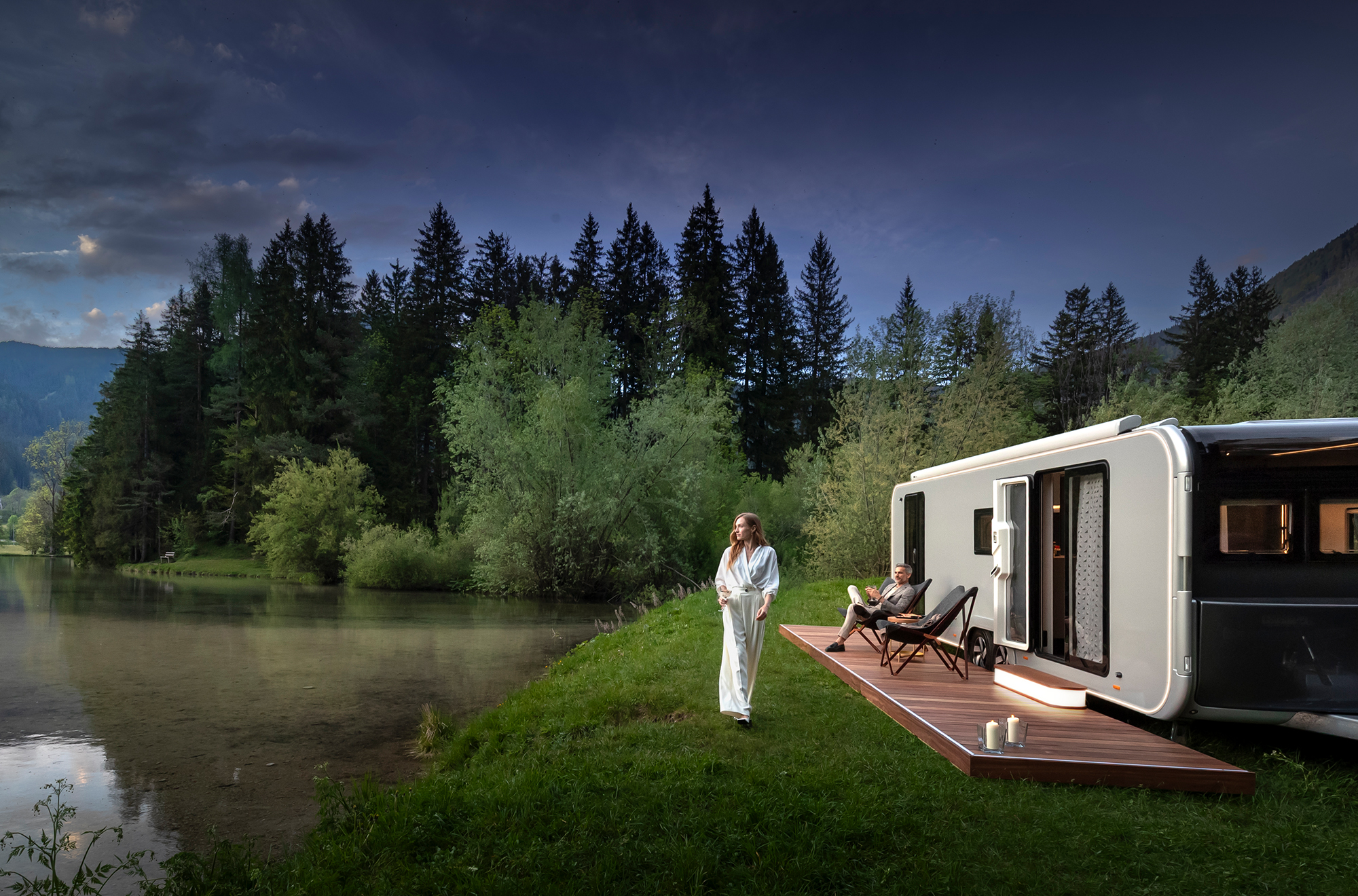 Der silberne Luxus Wohnwagen ADRIA ASTELLA am See. 