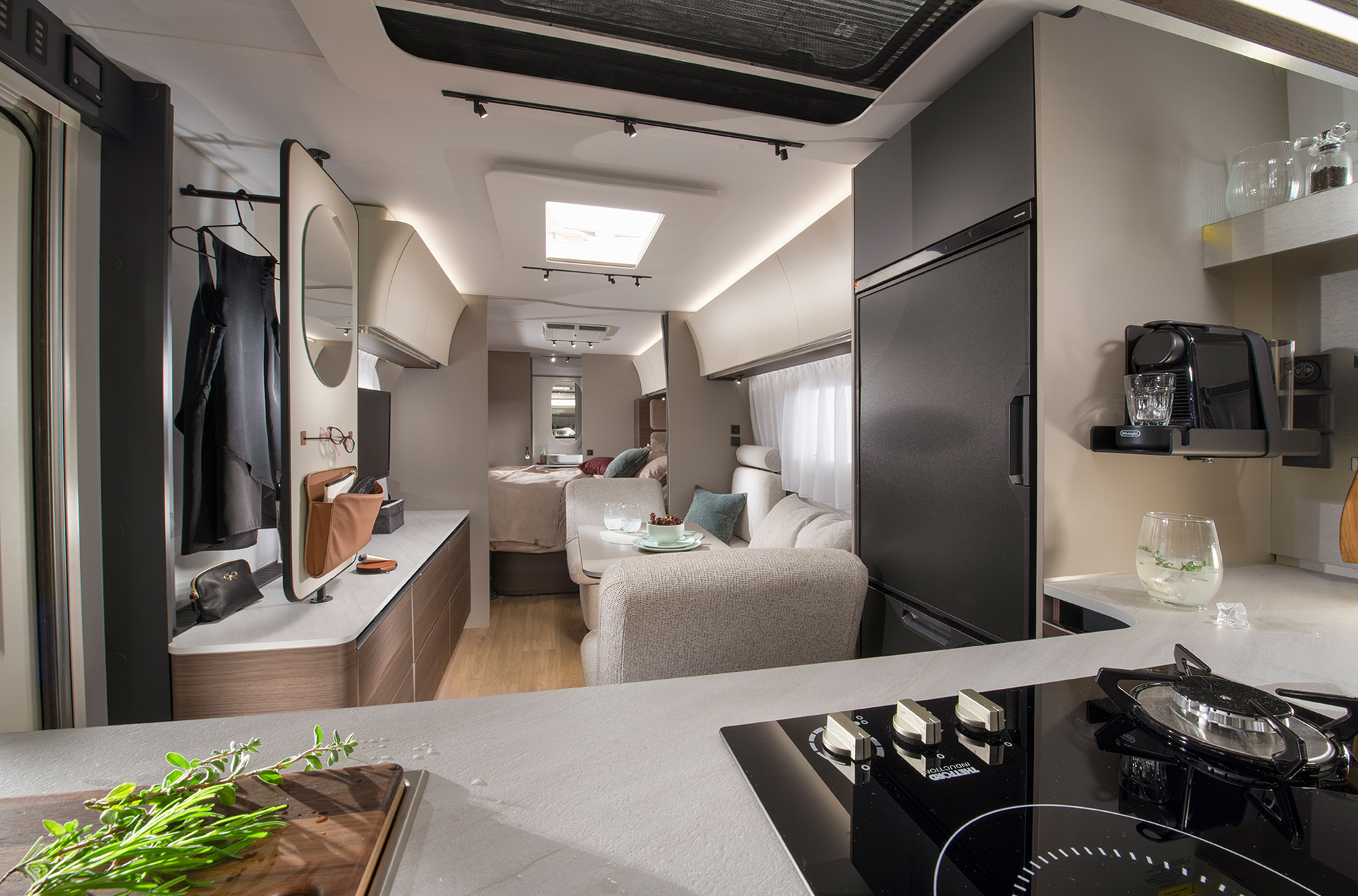 Der neue ADRIA ALPINA Premium Wohnwagen 663 HT mit Bugküche und exklusiver Sitzgruppe.