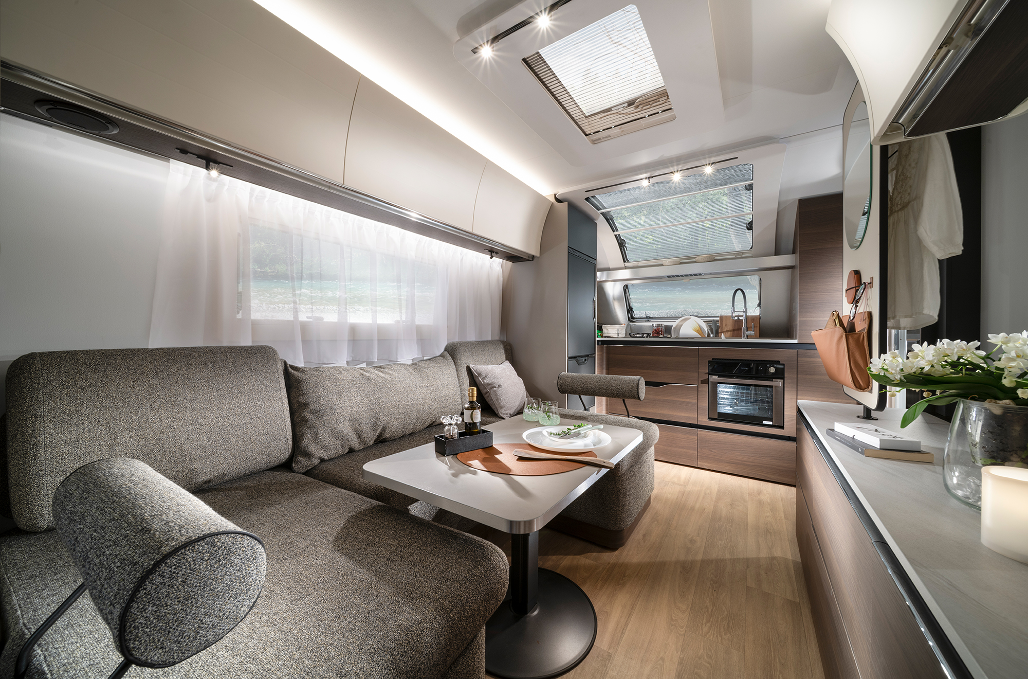 Der neue ADRIA ALPINA Wohnwagen 2027 mit Bugküche und Sitzgruppe mittig.