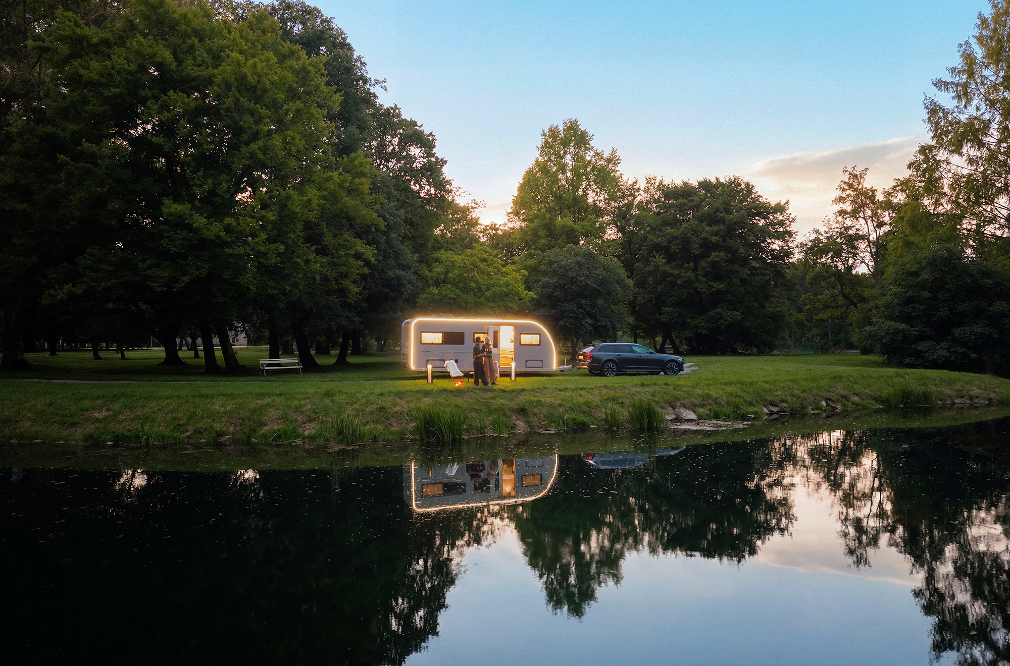 Der neue ADRIA ALPINA 2027 Premium Wohnwagen an einem Stellplatz am See.