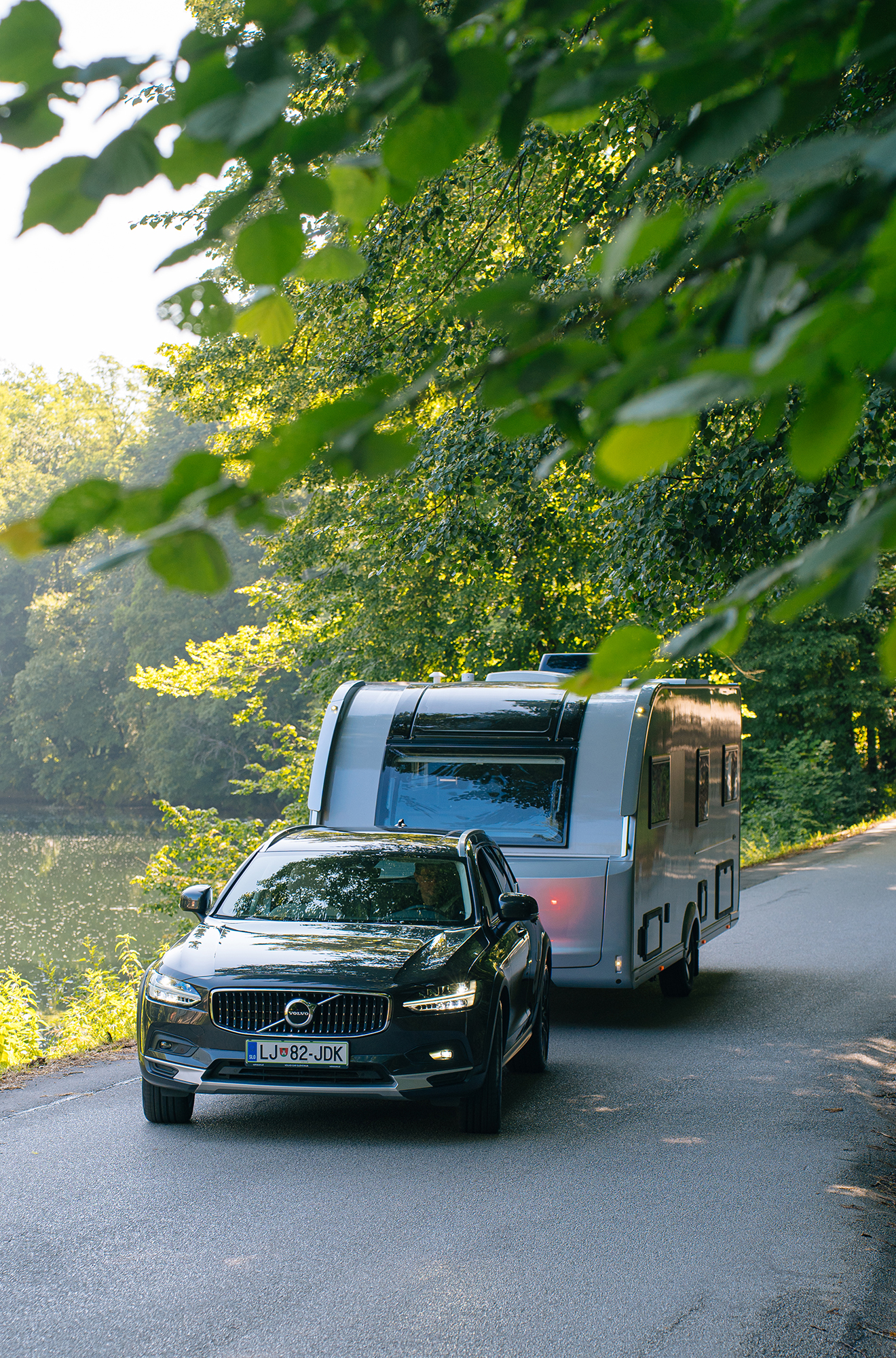 Der neue ADRIA ALPINA Premium Wohnwagen begeistert mit neuer, silberner Außenhaut.
