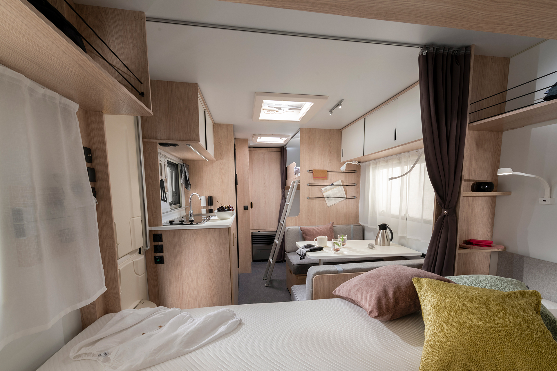 Aviva 522 PT avec lit double à l’avant, coin repas central et lits superposés à l’arrière