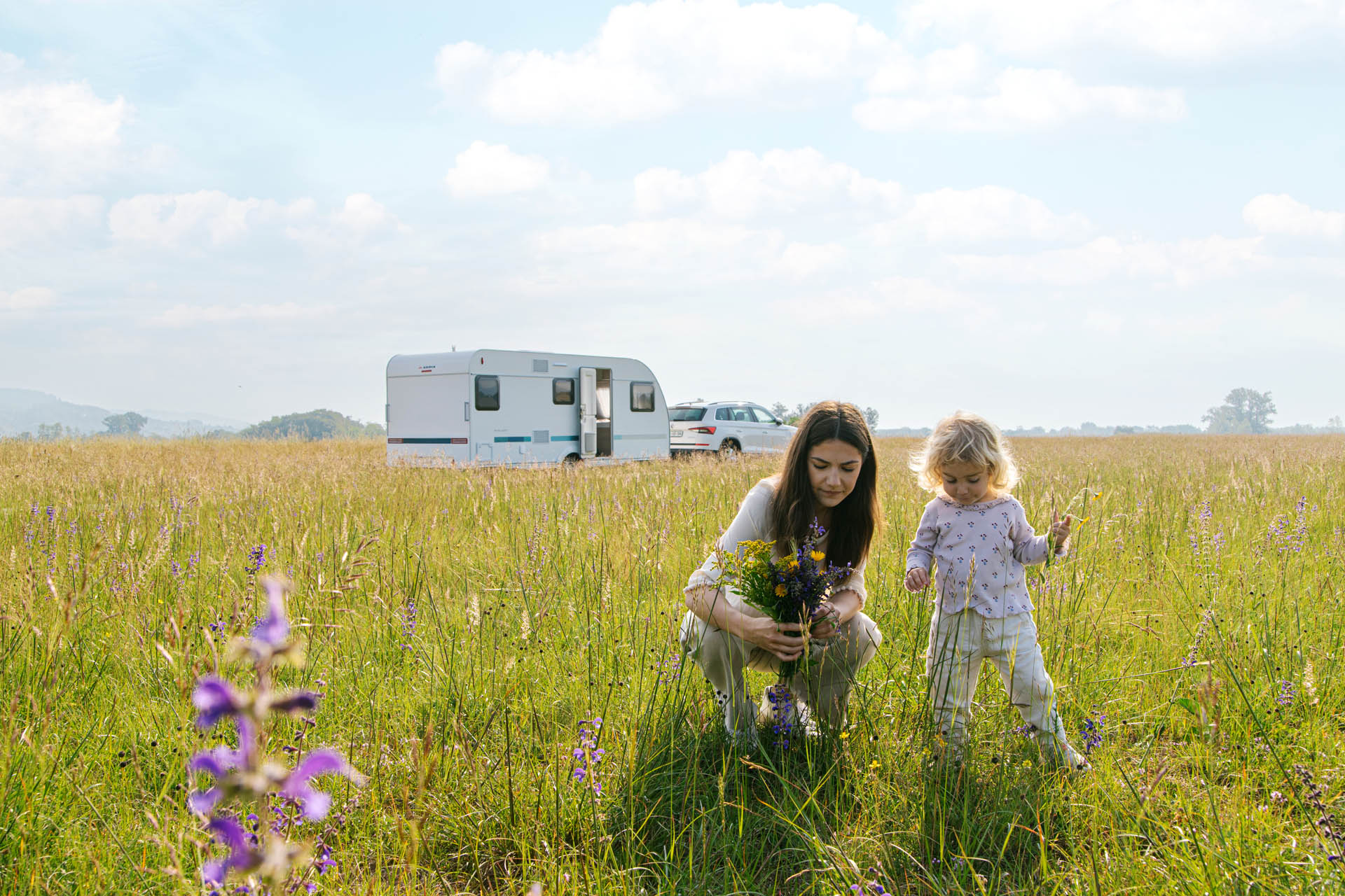 Caravane Adria Aviva garée lors d’une halte pour laisser les enfants se promener.
