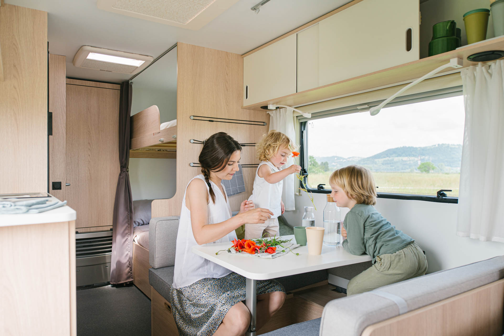 Aviva 522 PT avec lits superposés pour 2 ou 3 enfants et coin repas central spacieux
