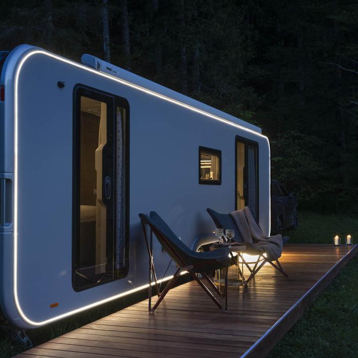 Exterieurfoto Adria Astella in het donker met contourverlichting aan.