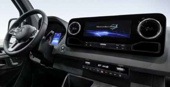 Cockpit des Mercedes-Benz Sprinter Basisfahrzeugs bei ADRIA Campervans und Wohnmobilen