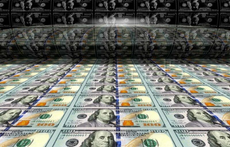 Аналитики: скупать американские доллары нет никакого смысла