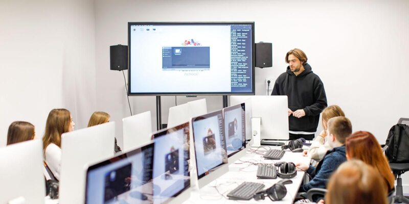 Стажировки и обучающие программы: какие профориентационные проекты для молодежи предлагает столица