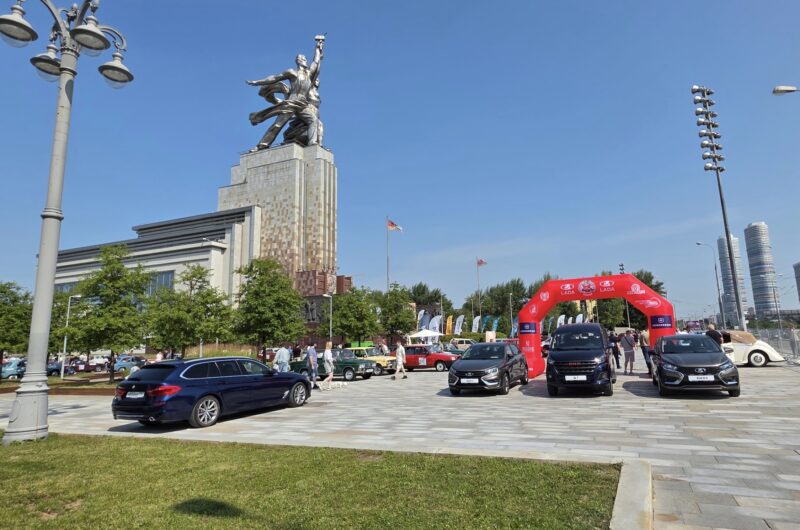 В столице состоялось ралли ретроавтомобилей к 90-летию Юрия Лужкова