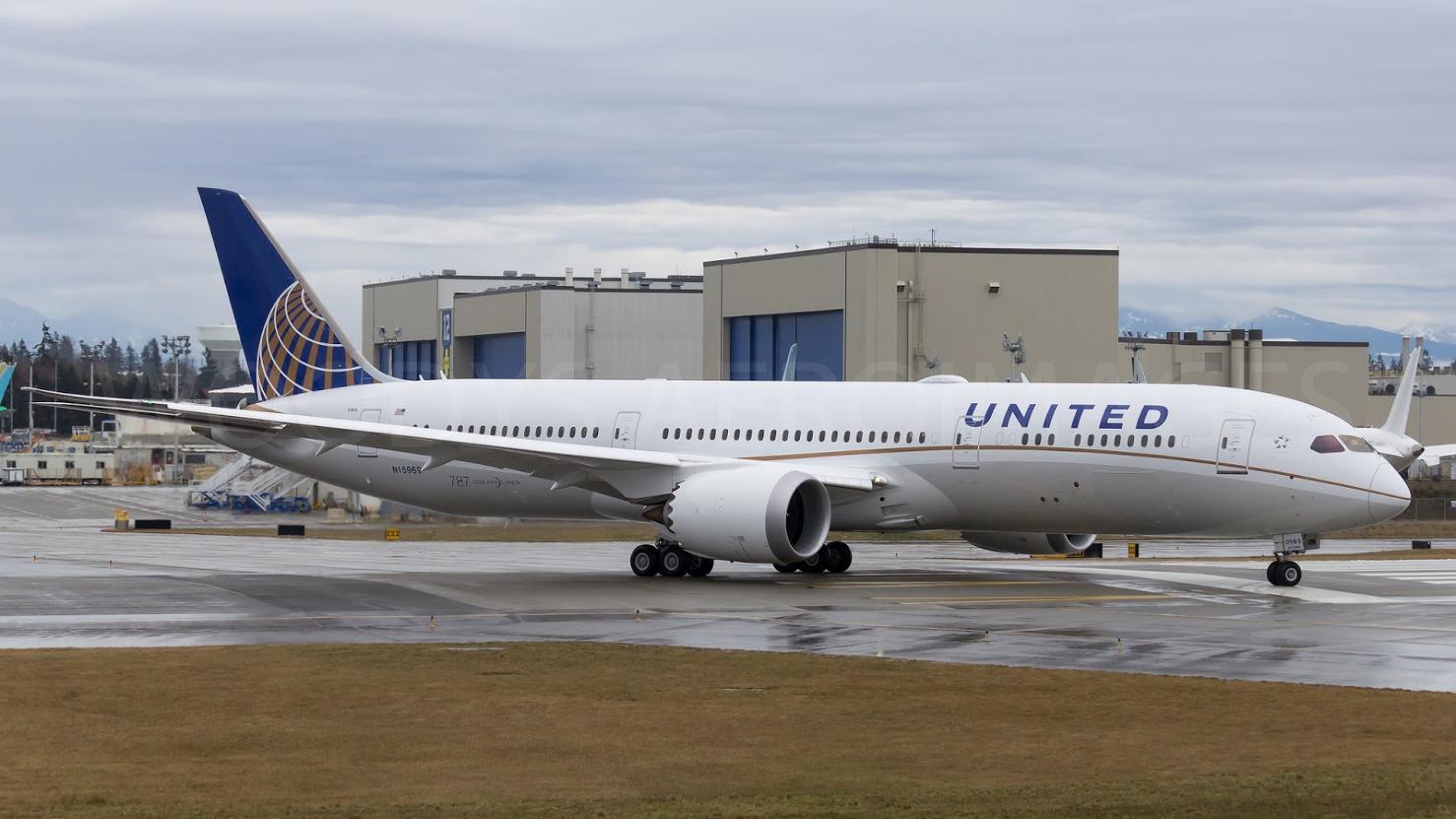 United Airlines met le Boeing 787-10 sur Paris