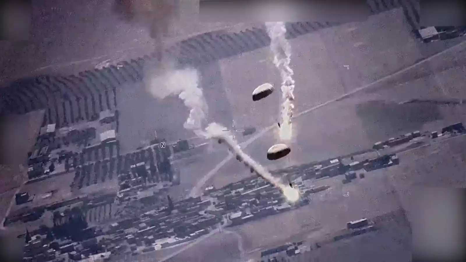 Deux 'flares parachutes' d'exercice tirés par un Su-35 sur la trajectoire d'un MQ-9A Reaper au-dessus de la Syrie (6 juillet 2023).