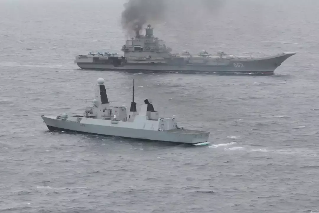 Le destroyer anglais Dragon (Type 45) surveillant le porte-avions russe Amiral Kouznetsov durant son passage dans la Manche en 2014.