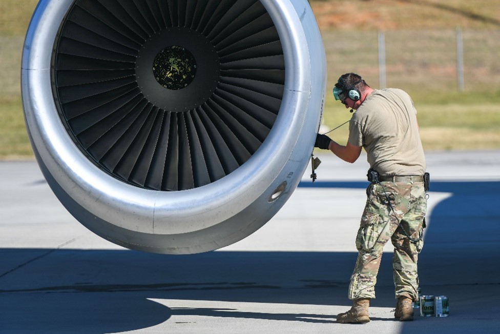 Hot-pit refueling d'un des deux KC-135 : lorsque l'appareil est au sol, l'entretien est minimum et l'avion n'est pas branché à un système externe.