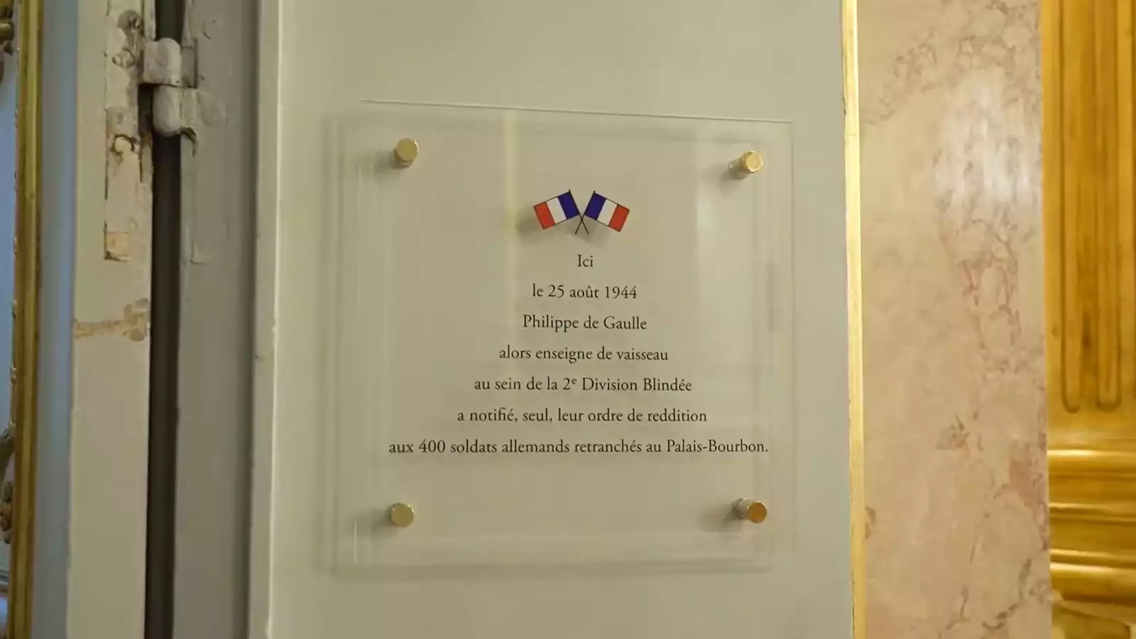 Plaque commémorant la reddition de 400 allemands au Palais-Bourbon (Assemblée nationale) à l'enseigne de vaisseau Philippe de Gaulle