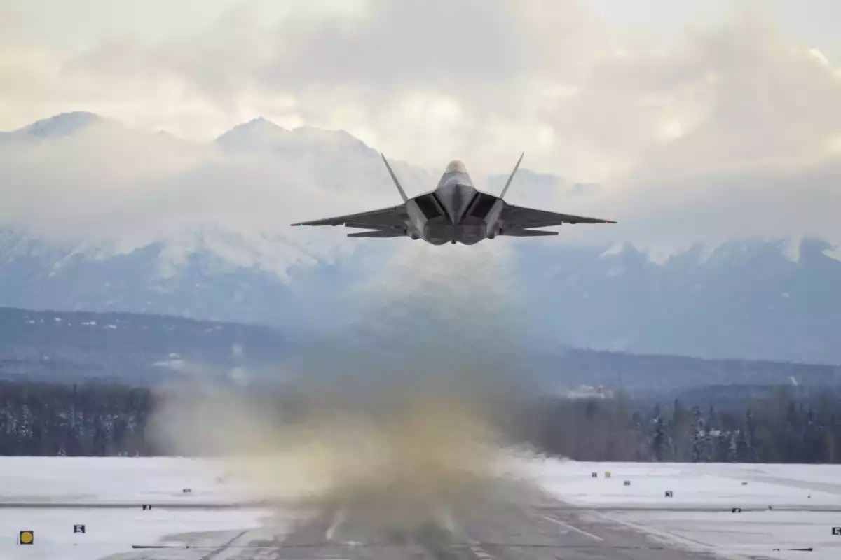 Face aux menaces russes, l'USAF déploie 12 chasseurs F-22 en Pologne