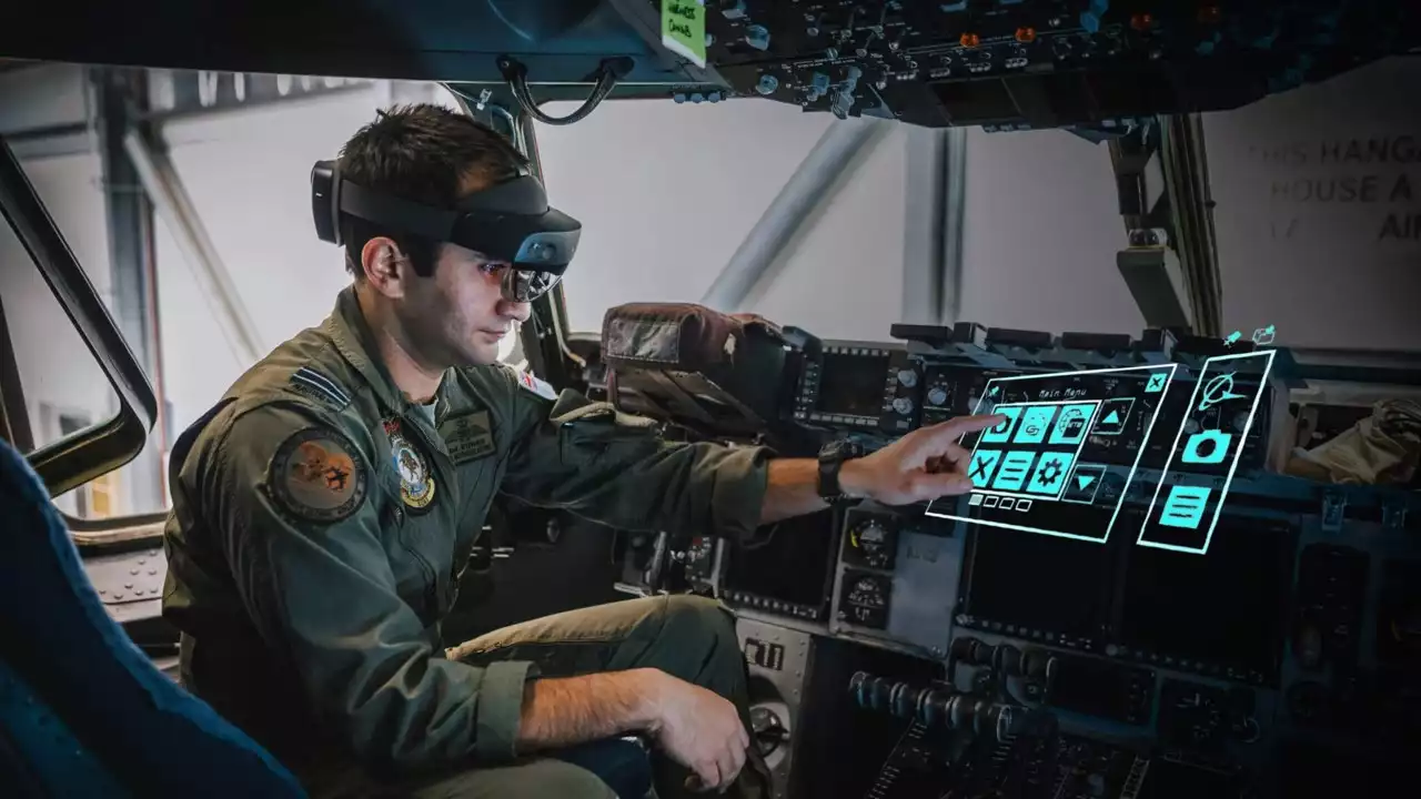 Le casque ATOM permettra d'améliorer l'entretien des avions en interconnectant les militaires avec des procédures, images des zones à réparer, avec des experts et bien d'autres possibilités.