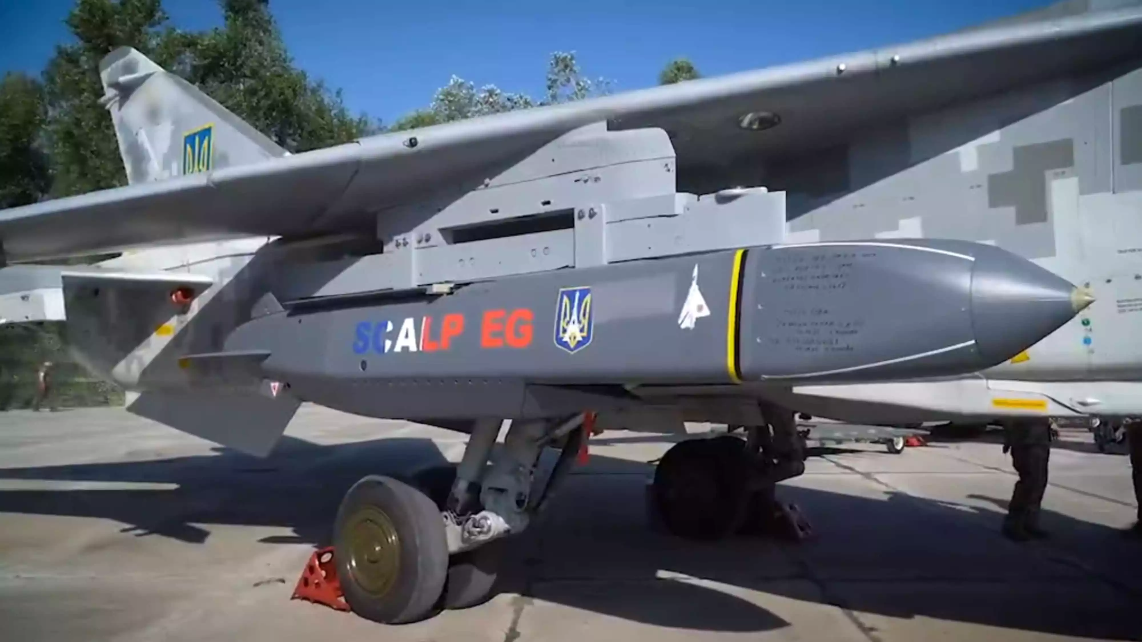 Missile de croisière courte portée air-sol SCALP-EG français sous l'aile d'un bombardier ukrainien Su-24 Fencer.
