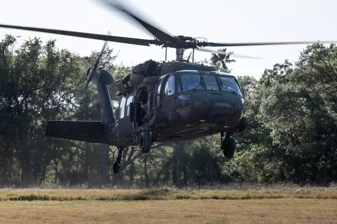 L'UH-60M dispose d'une version d'évacuation médicale (MEDEVAC) prévue pour l'évacuation des blessés de jour, de nuit et par mauvais temps.