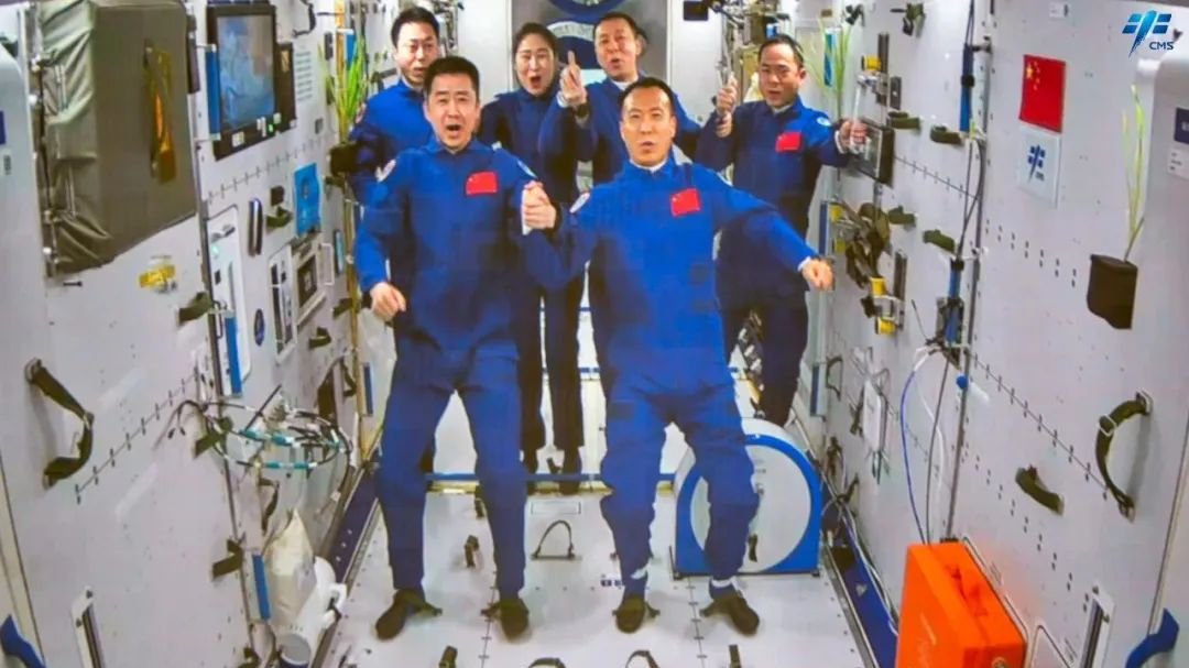 Six taïkonautes chinois ensemble sur orbite