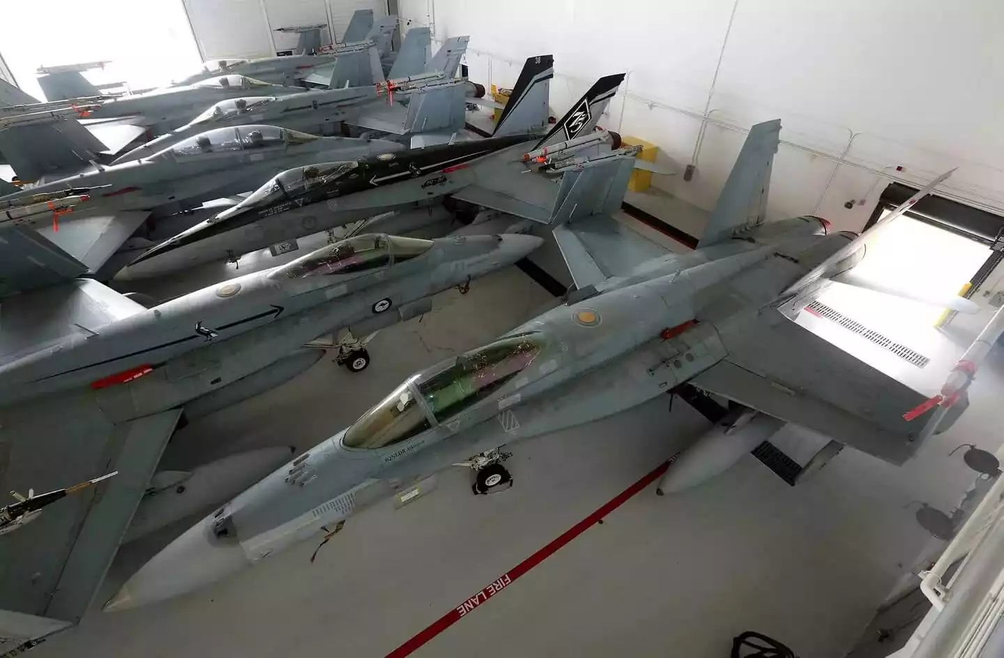 Sept F/A-18A/B Hornet australiens mis à la retraite et stockés sur la base aérienne d'Andersen (Guam, États-Unis).